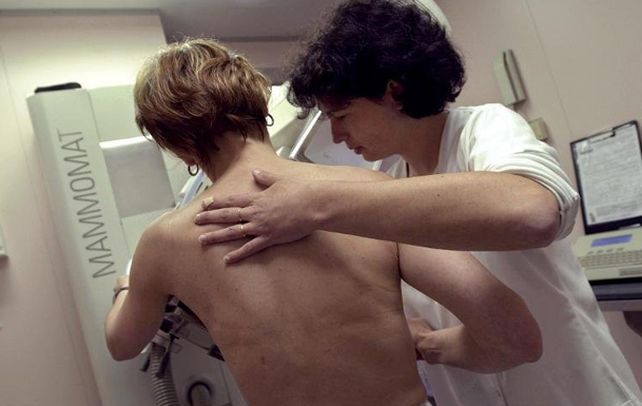 Control. El reto médico pasa por combatir el cáncer de mama con una píldora y retrasar la quimioterapia.