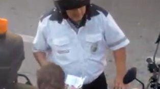 Rosario: Un inspector de tránsito de la ciudad fue filmado recibiendo una coima
