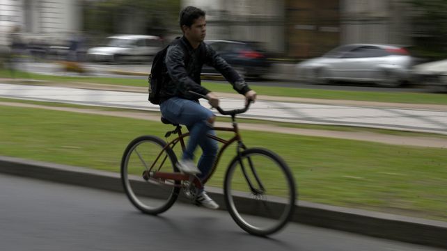 Vulnerable. Un ciclista pedaleaba ayer por Oroño