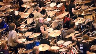 582 bateristas tocan juntos 10 minutos para luchar contra la escler&oacute;sis m&uacute;ltiple