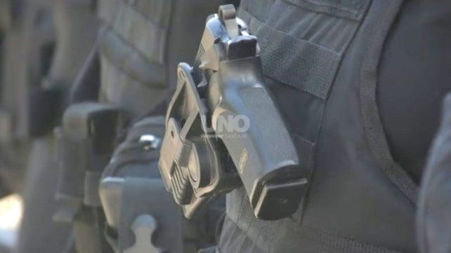 Policías capitalinos lograron evitar el suicidio de un suboficial que trabaja en Rosario; le retuvieron el arma reglamentaria y el chaleco balístico.