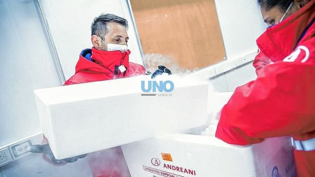 De acuerdo al criterio dispuesto en base a la cantidad de población de cada distrito. la provincia de Santa Fe recibirá 172.800 nuevas dosis de vacunas Astrazeneca De acuerdo al criterio dispuesto en base a la cantidad de población de cada distrito. la provincia de Santa Fe recibirá 172.800 nuevas dosis de vacunas Astrazeneca