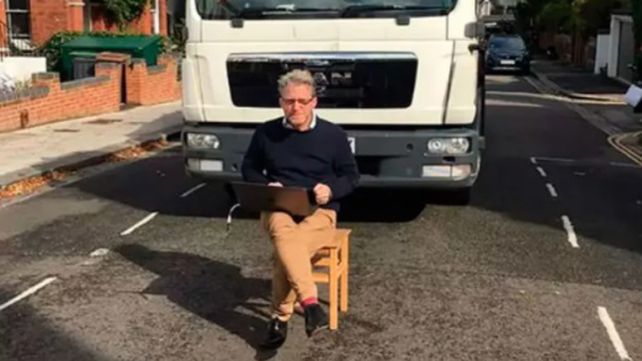 Peter Fennell huizo un piquete delante de la grúa para evitar que le lleven su auto.