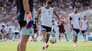 Argentina, con Messi desde el arranque, juega ante Angola
