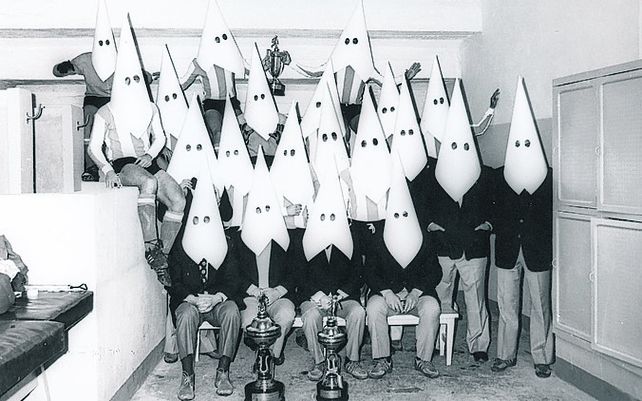 Con cartulinas. La foto fantasma fue sacada en La Paz antes del partido del 73.