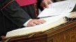Eclesiásticos y laicos que estarán involucrados en el Cónclave suscribieron el juramento de confidencialidad en la Capilla Paulina.  