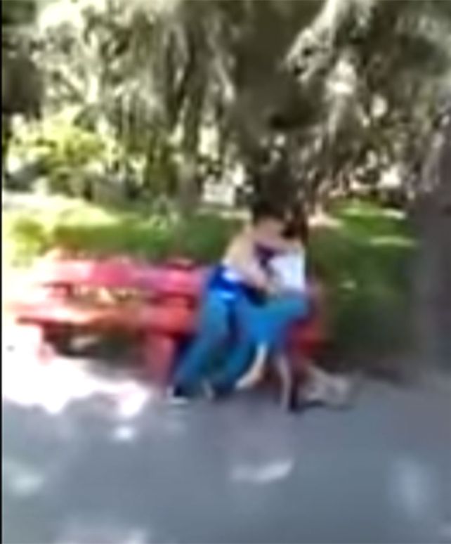 Video: descubrió al novio de su hija con otra y lo escrachó mal