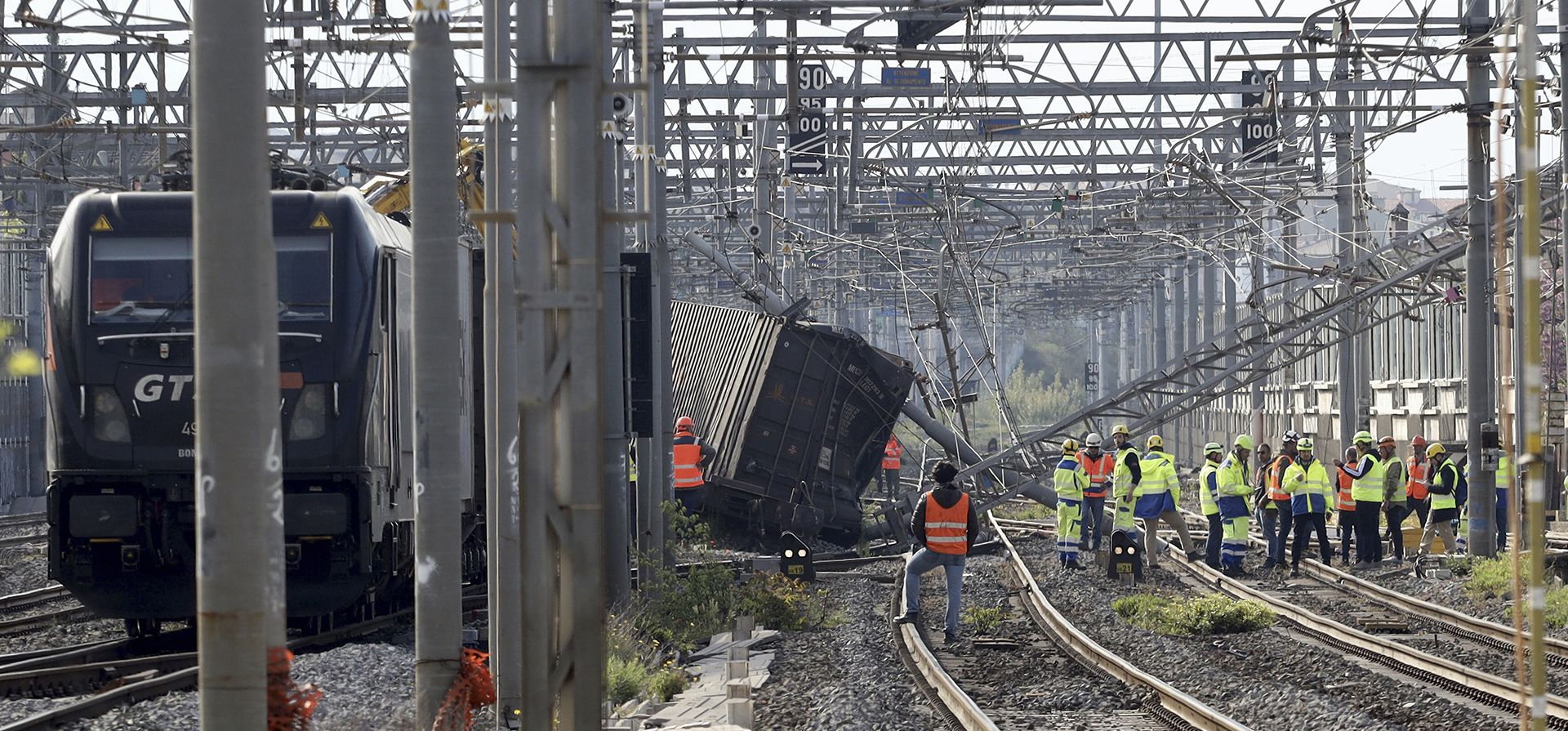 Trabajadores retiran un vagón de tren de carga que descarriló en la estación Castello en Florencia, Italia, el jueves 20 de abril de 2023, causando importantes interrupciones en todo el sistema ferroviario del país. (Nueva Prensa/LaPresse vía AP)