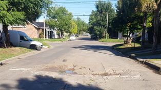 El pozo convertido en cráter está ubicado en Agustín Delgado al 3200, en el barrio Los Hornos de la capital provincial.