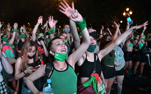 Emoción en los festejos en Argentina por la legalización del aborto