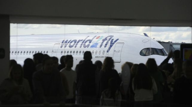 Una multitud de rosarinos en el Aeropuerto Islas Malvinas tras la inauguración del vuelo directo entre Rosario y Madrid.&nbsp;