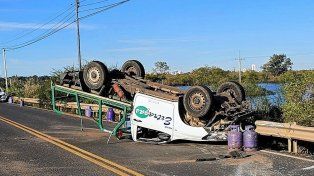 La camioneta de reparto terminó con las cuatro cubiertas al cielo.