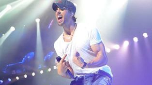 El video de la caída de Enrique Iglesias en un show se viraliza en las redes sociales