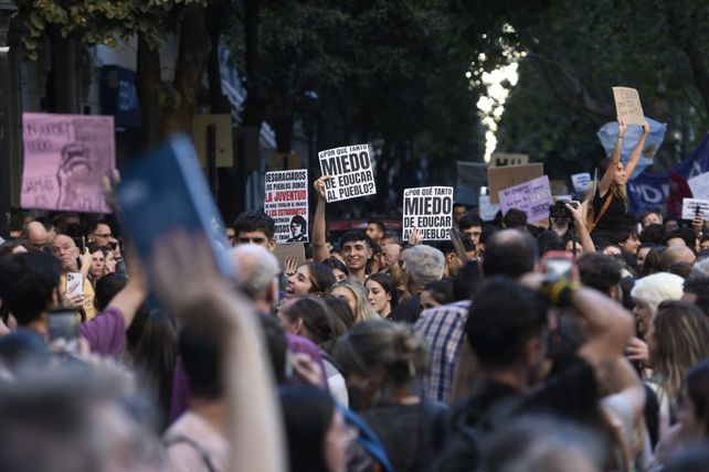 En Rosario, la plaza San Martín desbordó de gente y de consignas