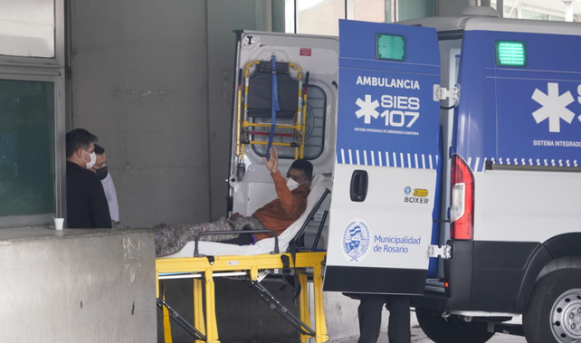 Gabriel Sanabria saluda mientras es subido a una ambulancia para ser trasladado al centro de rehabilitación. Así superaba la etapa más crítica. Este lunes vuelve a San Javier.&nbsp;