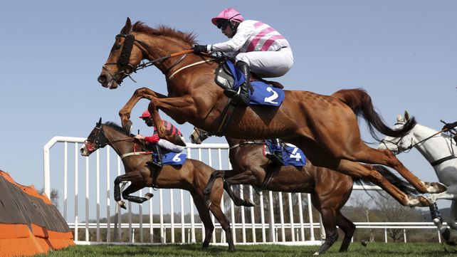 Magic Dancer montado por Richard Patrick salta una valla durante el evento Watch On RacingTV Handicap Hurdle en el hipódromo de Ludlow