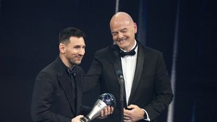 Messi recibió el premio The Best en manos del presidente de la Fifa, Gianni Infantino.