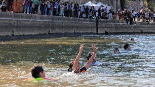 La alcaldesa de París se tiró a nada al Sena para refrendar que está apto para los Juegos Olímpicos.