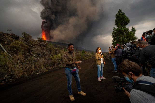 Aumentan las explosiones del volcán Cumbre Vieja y ordenan más evacuaciones
