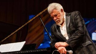 Raúl Lavié celebra sus 70 años con el tango en el teatro Broadway