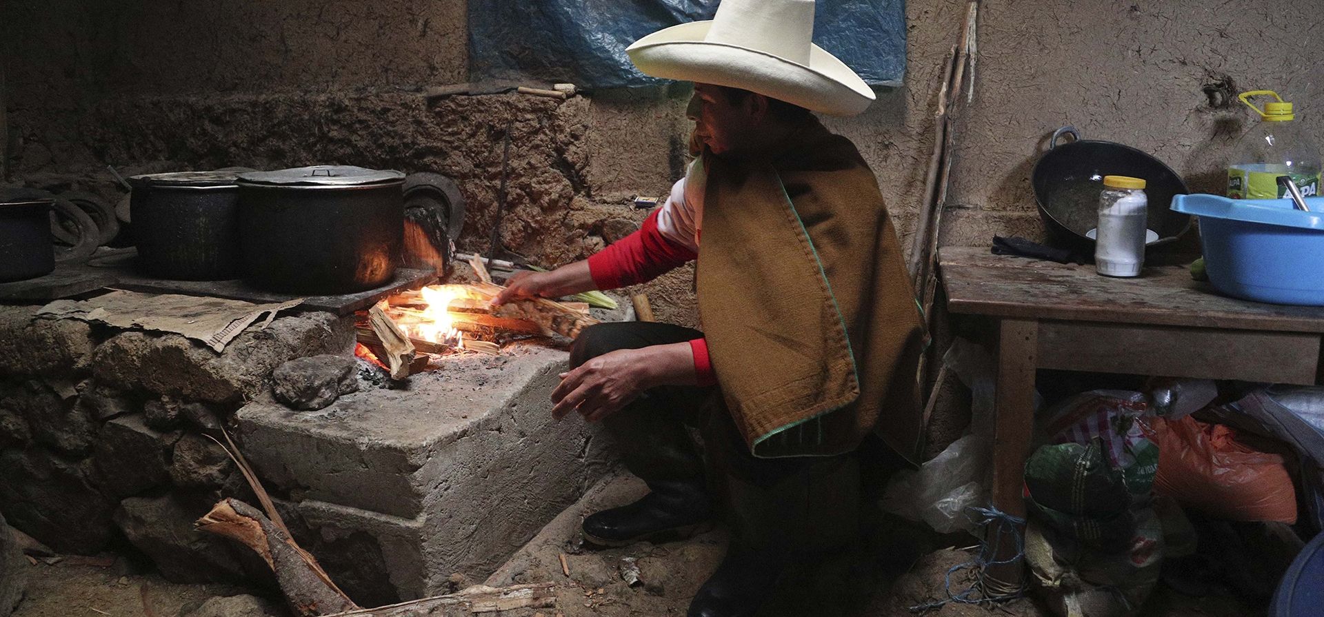 ARCHIVO: El candidato presidencial del partido Perú Libre, Pedro Castillo, prepara el desayuno para su familia en su casa en Chugur, Perú, el 16 de abril de 2021. Después de un año en el cargo, el presidente Pedro Castillo vio caer su número de popularidad ya que su administración ha sido acosada por una miríada de problemas, que van desde acusaciones de corrupción hasta un doble intento de destitución de su cargo.