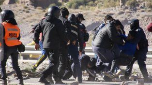 Jujuy: la policía reprimió cuatro veces a manifestantes que cortaban una ruta