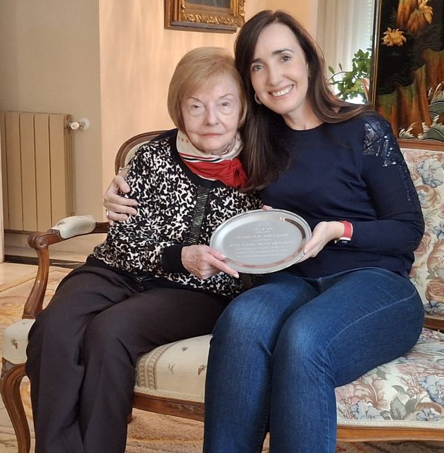 Victoria Villarruel posa junto a Isabel Martinez de Perón en su visita&nbsp;