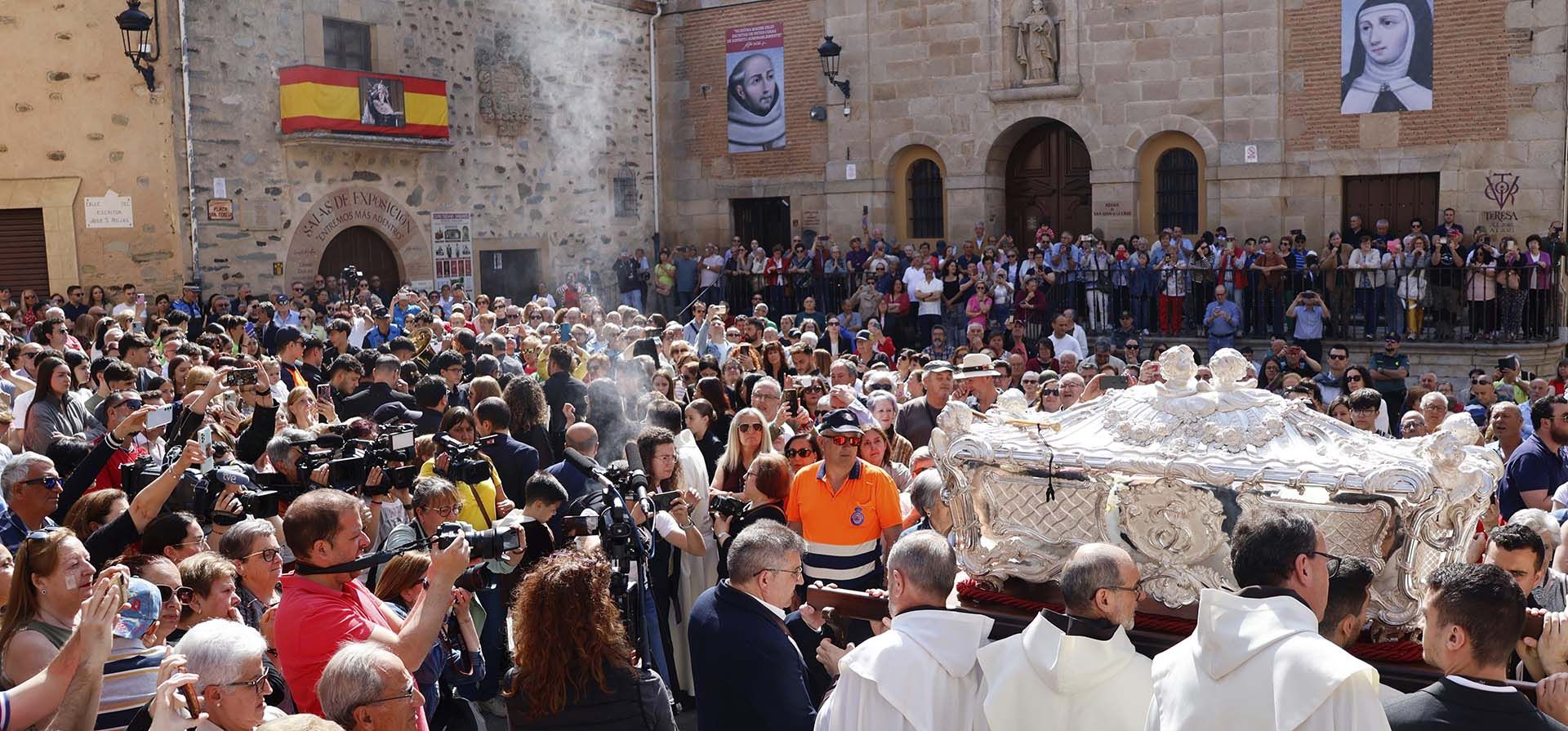 Feligreses llevan en procesión el féretro de plata que contiene los restos de Santa Teresa de Ávila, la santa, mística y reformadora religiosa española del siglo XVI, antes de su entierro en Alba de Tormes, Salamanca, noroeste de España, el lunes 26 de mayo de 2025. (Manuel Ángel Laya/Europa Press vía AP) Feligreses llevan en procesión el féretro de plata que contiene los restos de Santa Teresa de Ávila, la santa, mística y reformadora religiosa española del siglo XVI, antes de su entierro en Alba de Tormes, Salamanca, noroeste de España, el lunes 26 de mayo de 2025. (Manuel Ángel Laya/Europa Press vía AP)