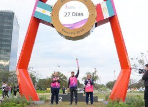 Santa Fe celebró el Día del Niño, recibió la Antorcha Suramericana y volvió a iluminar el Puente Colgante