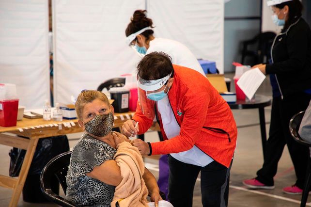 La letalidad del Covid-19 bajó a la mitad en el país gracias a las vacunas