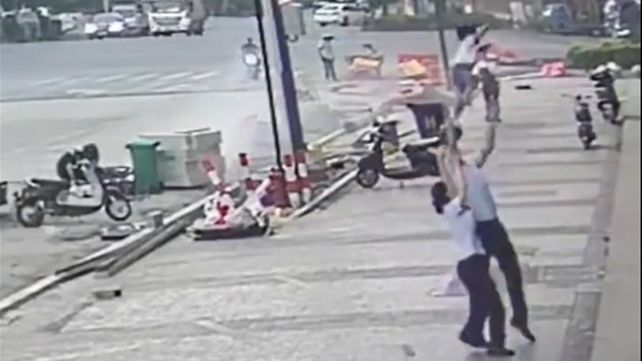 Video: el momento en que un hombre salva a una nena de la muerte