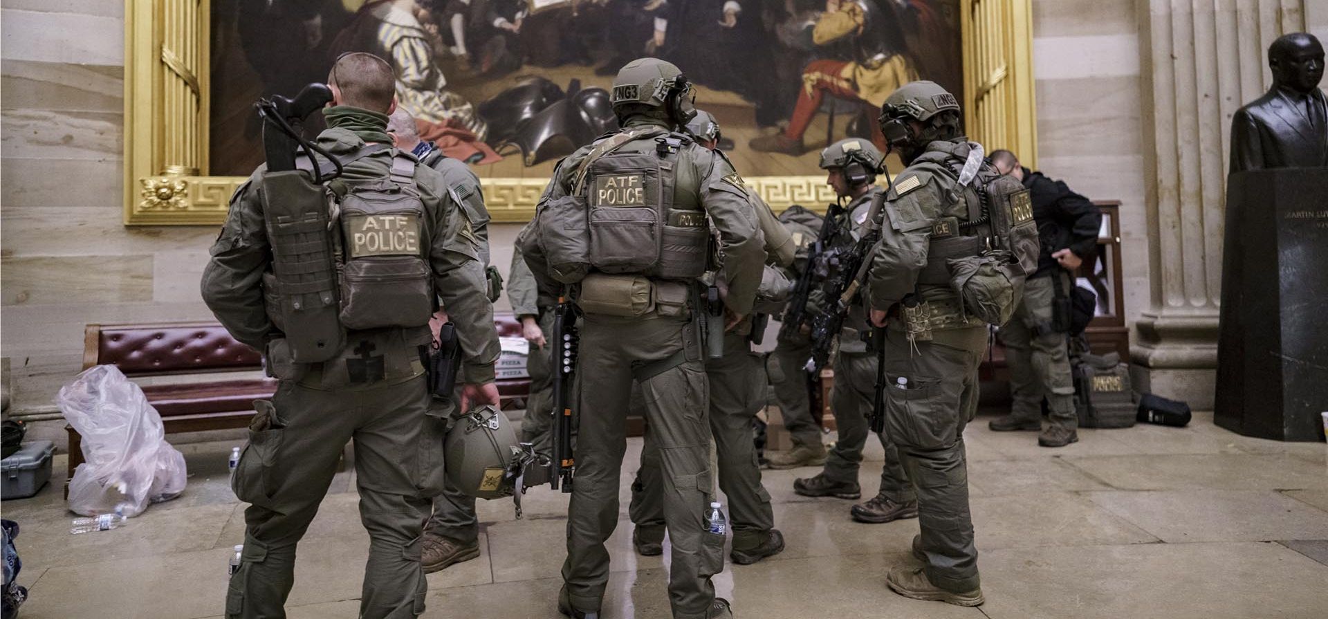 Miembros de la policía de la ATF se encuentran dentro del recinto denominado la Rotonda en el Capitolio de Estados Unidos después de que manifestantes leales al presidente Donald Trump irrumpieran causando destrozos y amenazando a los miembros del Congreso, el 6 de Enero de 2021.