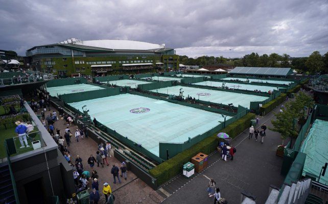 Día de lluvia en Wimbledon, las canchas fueron cubiertas por el mal clima reinante en Londres.