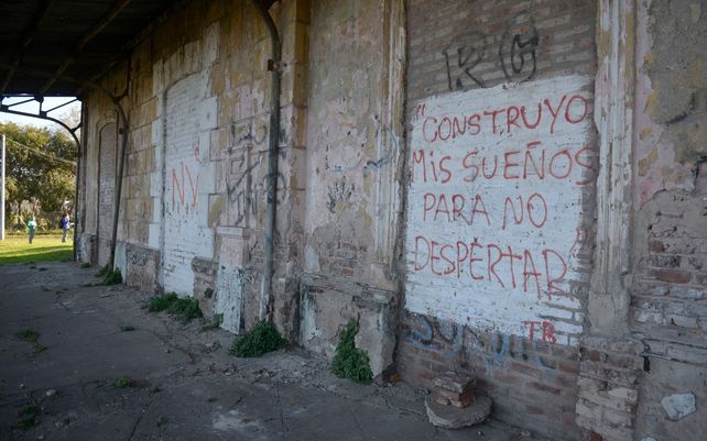 Una de las tantas ventanas tapiadas y unos pocos azulejos de colores en un rinc&oacute;n.