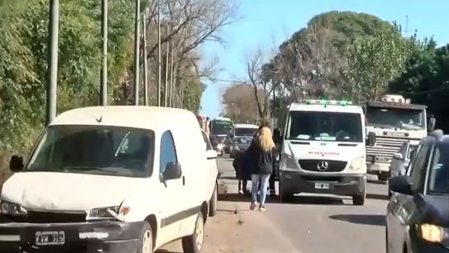 Uno de los vehículos quedó con el paragolpes dañado por el choque.