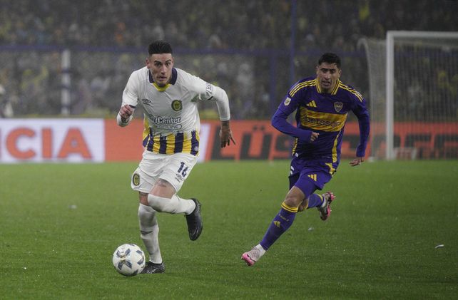 Caramelo Martínez intenta trasladar en la derrota de Central en La Bombonera, ante Boca.