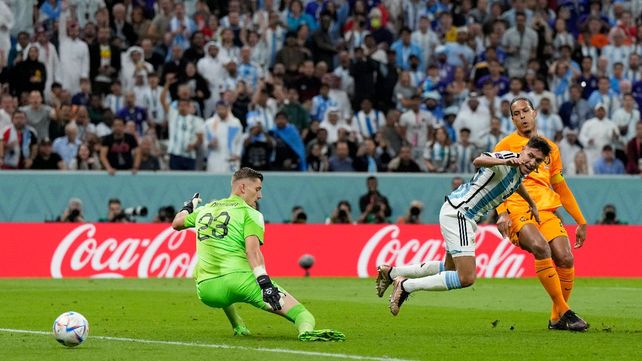 Definición. Nahuel Molina observa cómo el balón está a punto de ingresar al arco de Noppert para el primer gol argentino.