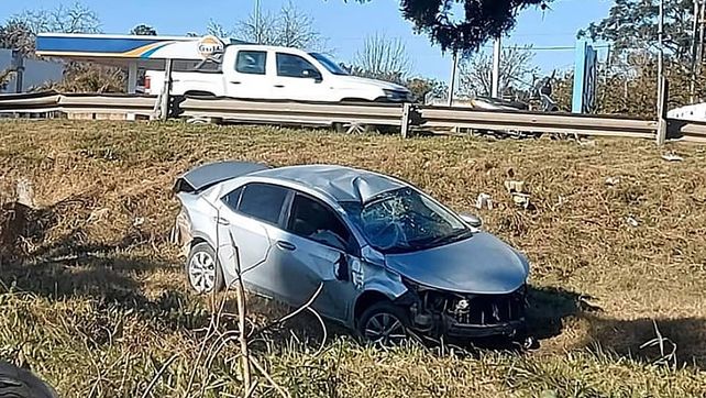 El conductor se habría dormido tomando la rotonda sin aminorar la velocidad en el ingreso a Concepciòn del Uruguay