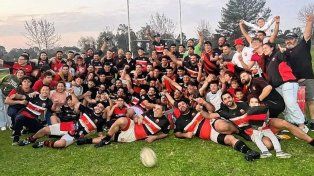 Los jugadores de Central Entrerriano festejan el título en el Torneo Provincial.