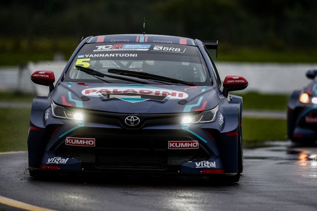El Toyota Corolla GRS TCR comandado por el Patito Yannantuoni se flore&oacute; en Brasil.