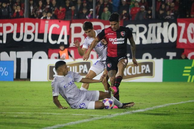 Newells lo definió sobre el cierre con un golazo de Mosquera