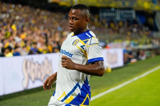 El vuelo de Jaminton Campaz está a punto de aterrizar en el piso del Gigante. Ya impactó de cabeza el centro genial de Di María y será el 2-1 de Central ante Banfield.