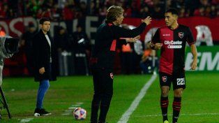 Gabriel Heinze ordena a Marcos Portillo durante el &nbsp;partido entre Newells y Gimnasia.