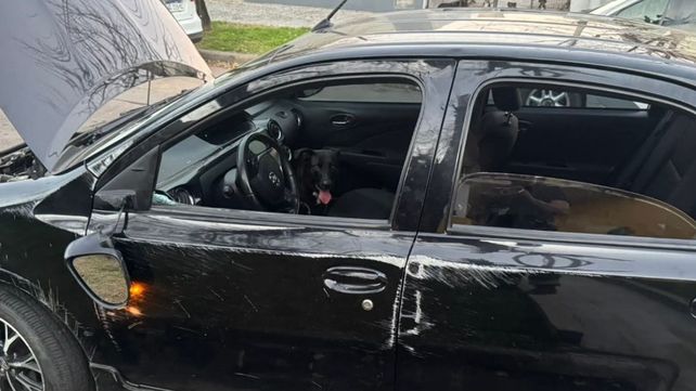 El conductor de un Toyota Etios automático resultó con fractura en uno de sus brazos luego chocar tres autos y volcar el propio.