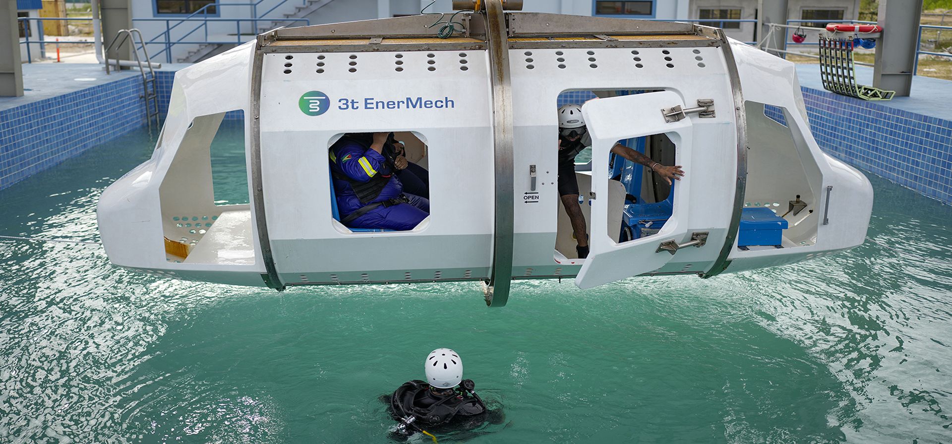 Trabajadores petroleros de Exxon toman un curso de seguridad en helicóptero de 3t EnterMech en Georgetown, Guyana, el martes 11 de abril de 2023. Es raro que los guyaneses trabajen directamente en la industria petrolera, ya que el trabajo para excavar profundamente en el fondo del océano es altamente técnico y el país no ofrece esa formación. (Foto AP/Matías Delacroix