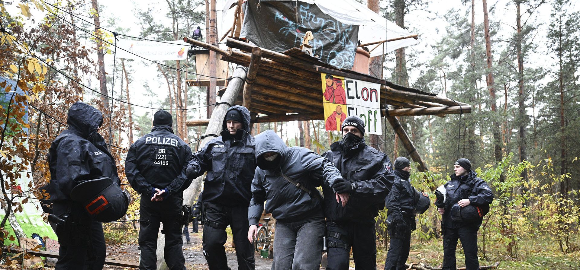 La policía alemana se lleva a un activista al desmantelar un campamento de activistas medioambientales cerca de la planta de Tesla, en las afueras de Berlín, en Gruenheide, Alemania, el martes 19 de noviembre de 2024. (Sebastian Christoph Gollnow/dpa vía AP) La policía alemana se lleva a un activista al desmantelar un campamento de activistas medioambientales cerca de la planta de Tesla, en las afueras de Berlín, en Gruenheide, Alemania, el martes 19 de noviembre de 2024. (Sebastian Christoph Gollnow/dpa vía AP)
