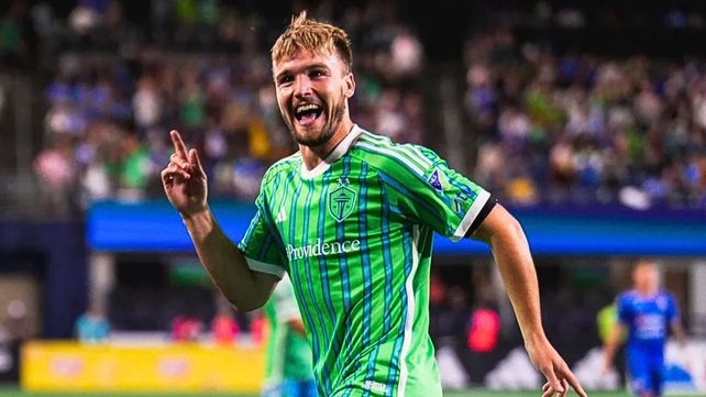 El delantero argentino Pedro de la Vega celebra su tremendo gol para el Seattle Sounders ante el Cruz Azul mexicano. Ahora jugará contra Messi.&nbsp;