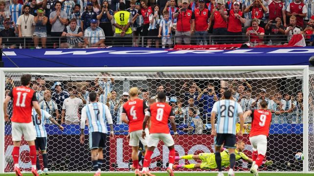 La pelota se va besando el palo izquierdo. Messi falló un penal como ante Polonia