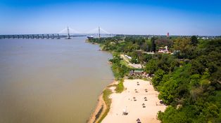 La Reserva es en sí mismo una playa única, con amplias zonas de descanso y lugares para esparcimiento, ubicada a pocos metros del imponente puente Rosario Victoria.&nbsp;