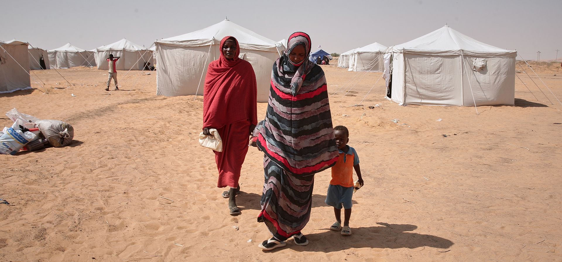 Personas desplazadas de el-Fasher, la capital de Darfur del Norte y otras áreas afectadas por el conflicto, se asientan en el campamento recién establecido de El-Afadh en Al Dabbah, en el Estado Norte, Sudán, el jueves 13 de noviembre de 2025. (AP Foto/Marwan Ali) Personas desplazadas de el-Fasher, la capital de Darfur del Norte y otras áreas afectadas por el conflicto, se asientan en el campamento recién establecido de El-Afadh en Al Dabbah, en el Estado Norte, Sudán, el jueves 13 de noviembre de 2025. (AP Foto/Marwan Ali)